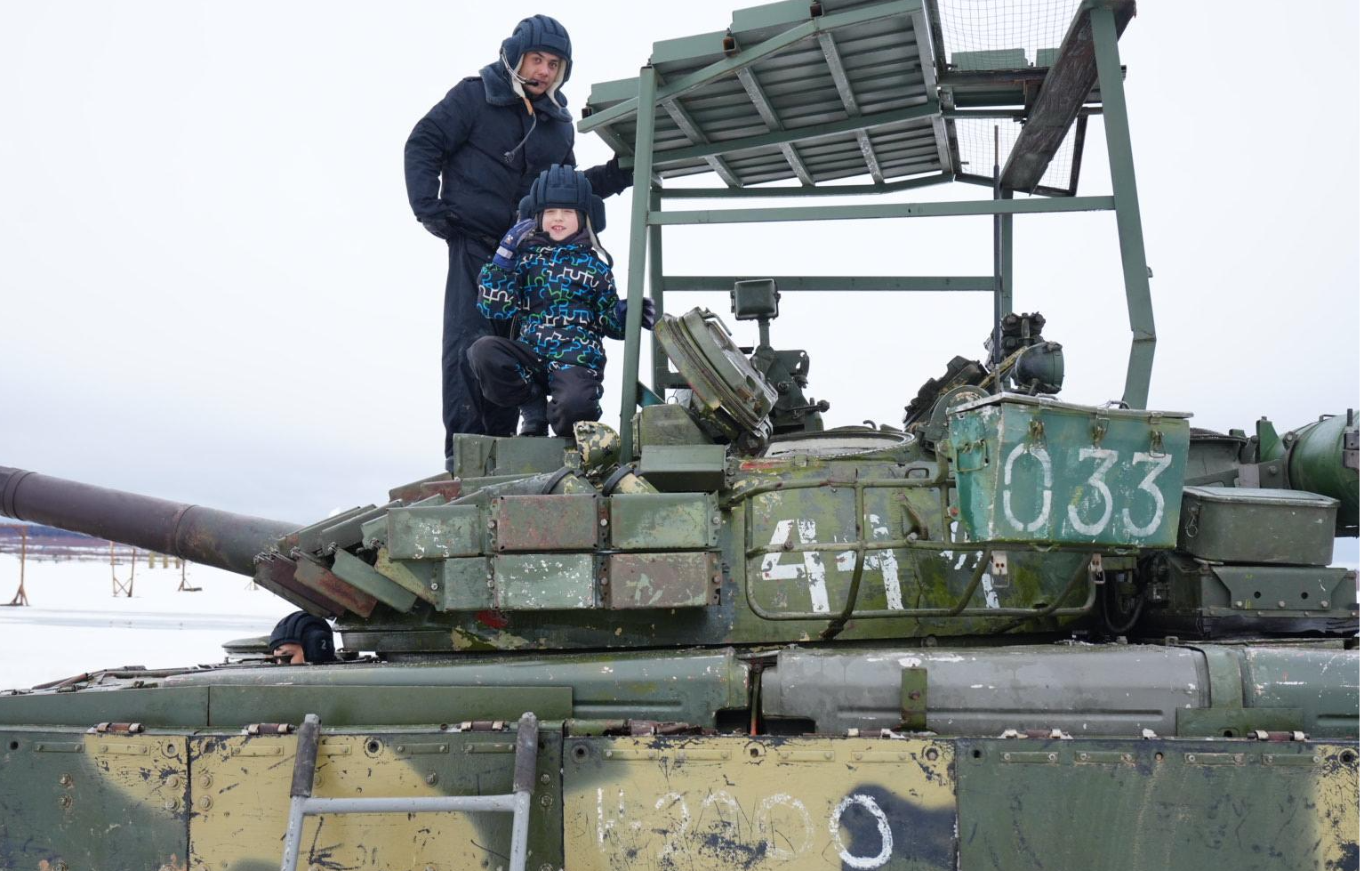 Прокатиться на танке и полетать на вертолете: новогодние желания подмосковных ребят исполняет губернатор Андрей Воробьев