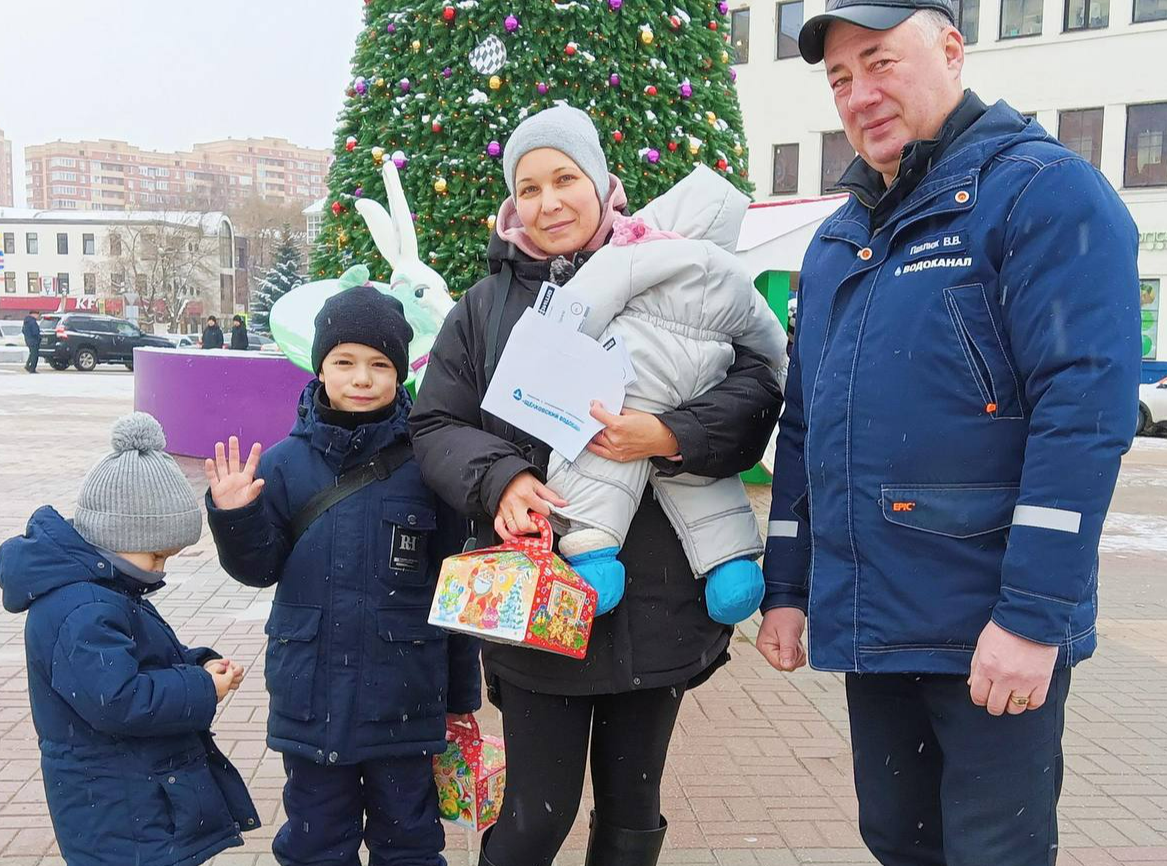 Сладости и билеты на новогоднее представление подарил детям Щелковский Водоканал