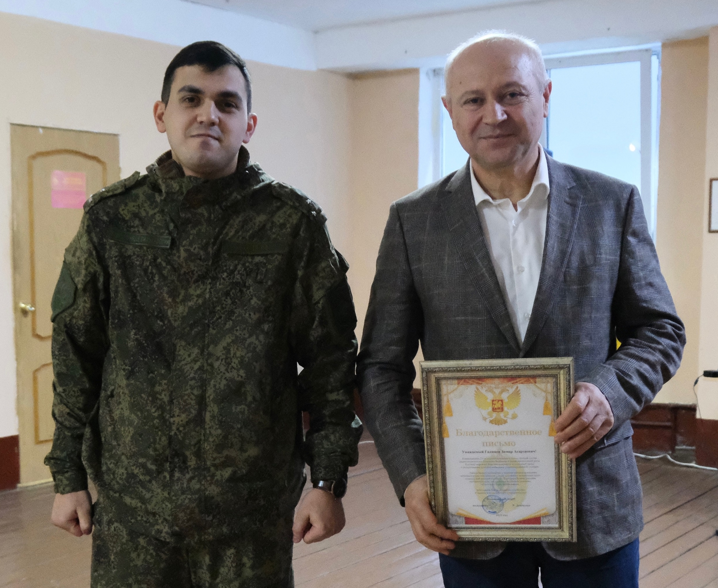 Замир Гаджиев поздравил солдат в воинской части под Середой