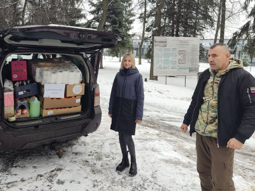 Жители чеховских деревень привезли бойцам новогодние гостинцы