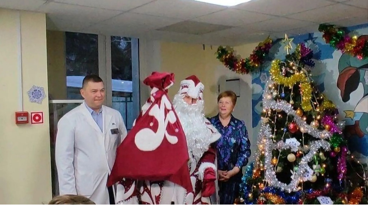 В Одинцовской больнице поздравили с Новым годом маленьких пациентов