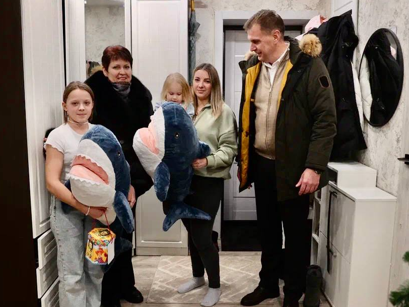 Плюшевых акул и сладости получили сестры из Волоколамска в подарок от местной администрации