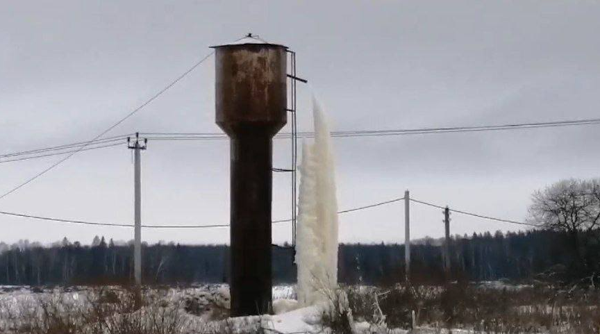 Ледяной сталактит образовался в волоколамской деревне Львово