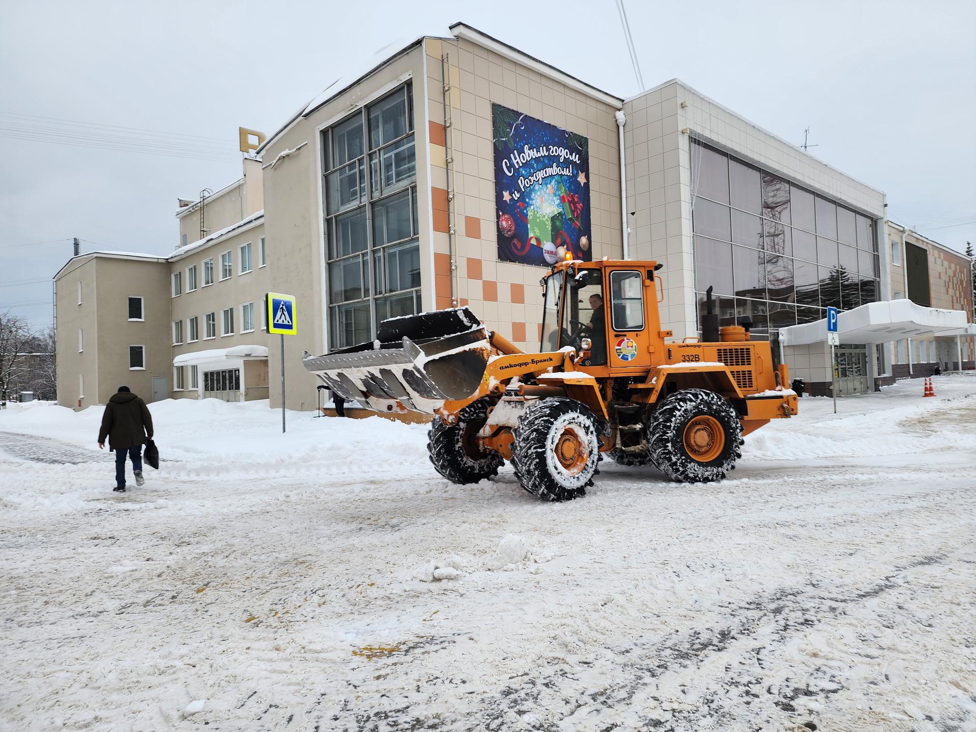 В Серпухове коммунальные службы убирают снег возле ДК «Россия» | REGIONS.RU  / Серпухов