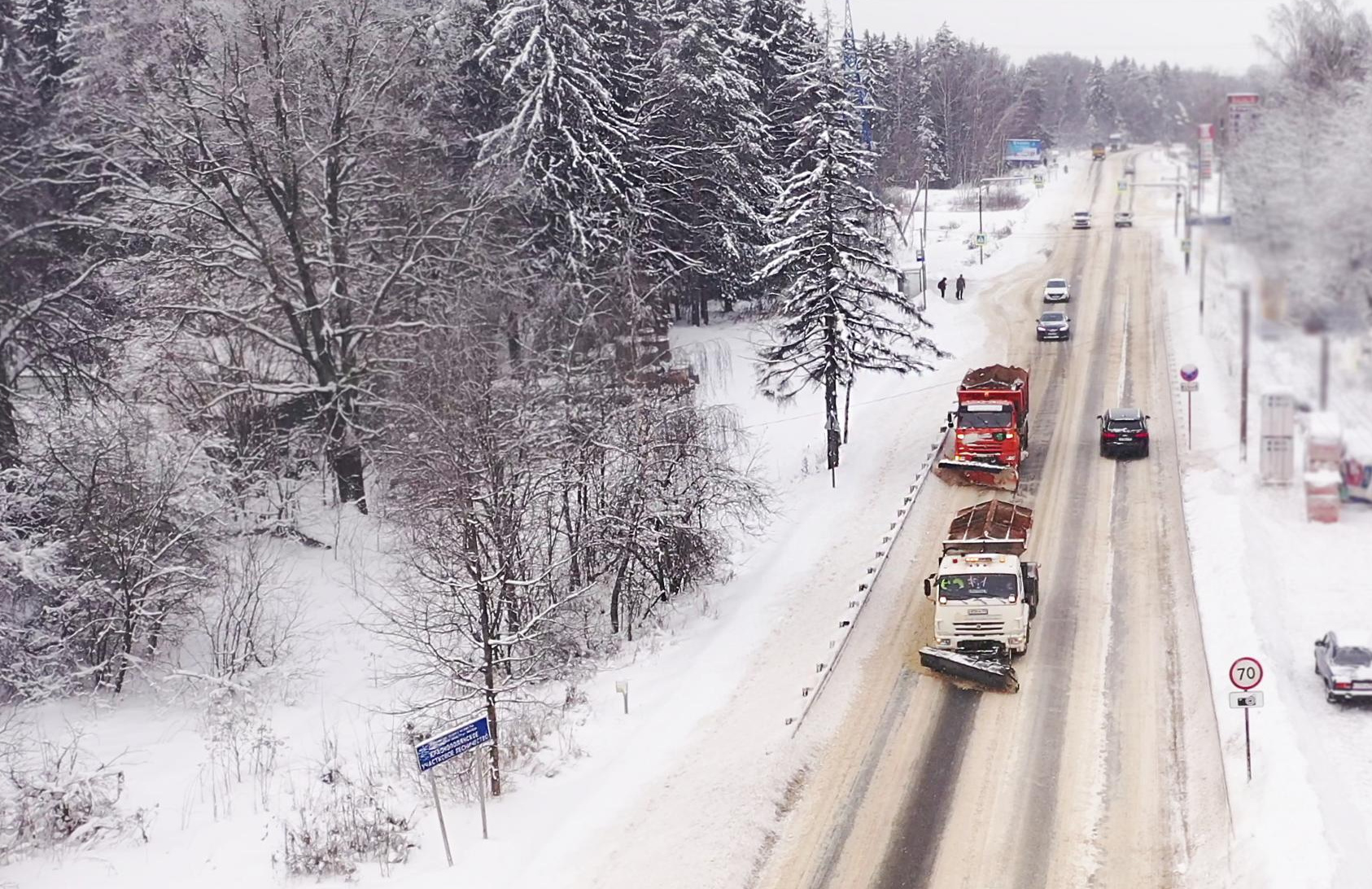 В условиях снегопада и сниженной видимости сотрудники ГИБДД призывают соблюдать правила