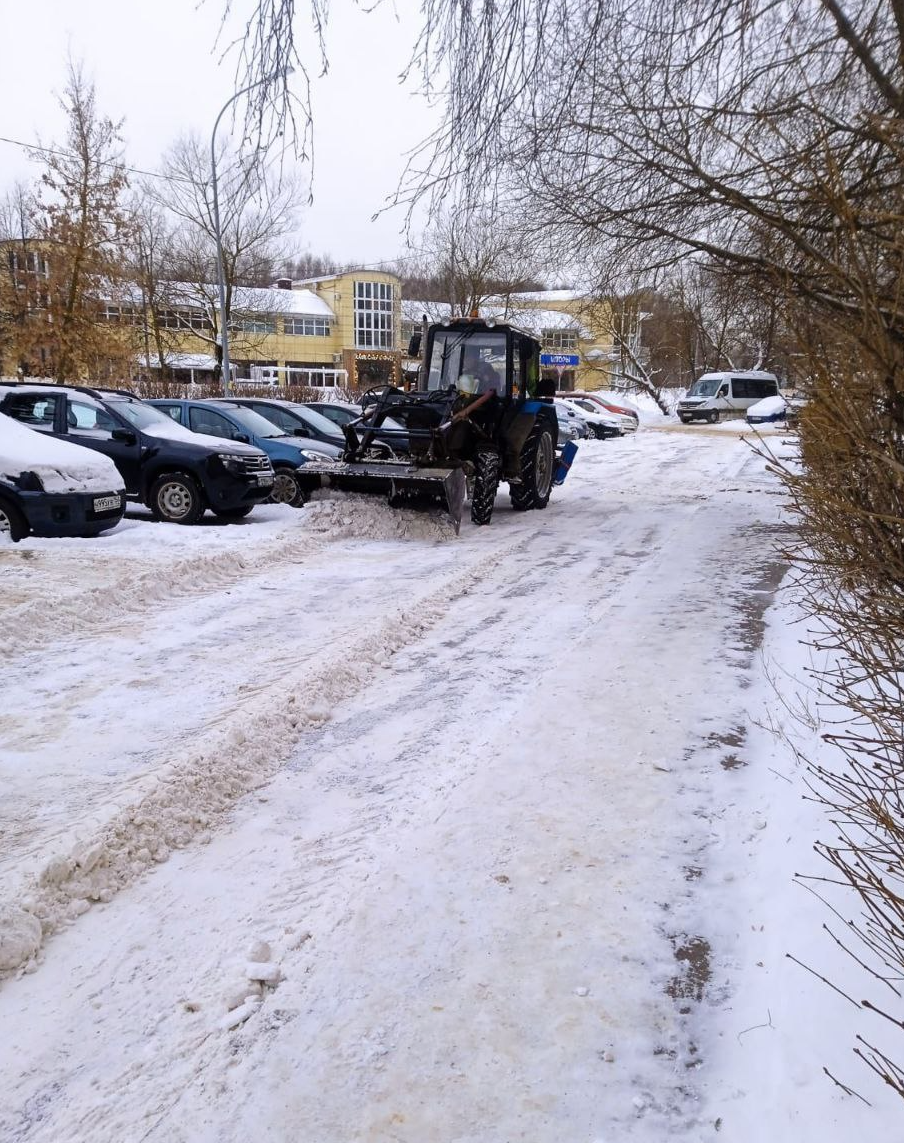 Для расчистки снега в Лобне привлечены дополнительные специалисты и техника  | REGIONS.RU / Лобня