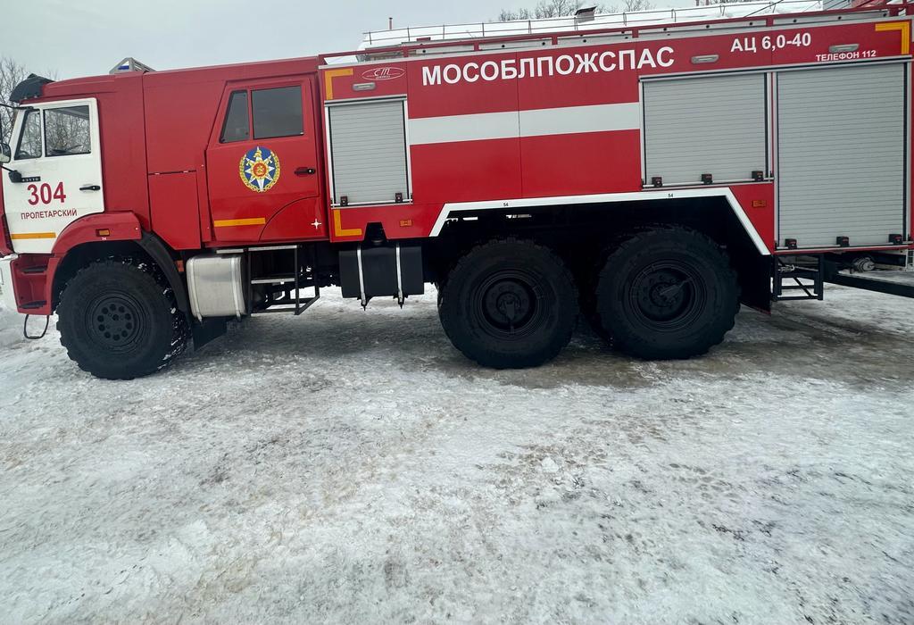 В поселке Пролетарский спасатели эвакуировали пенсионерку из задымленной квартиры