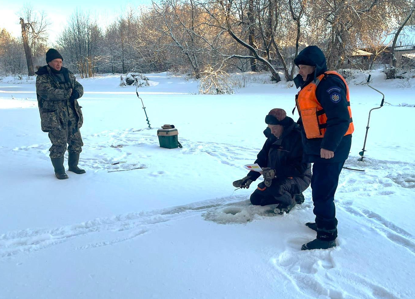 Рыбакам Павловского Посада напомнили о правилах безопасности на льду