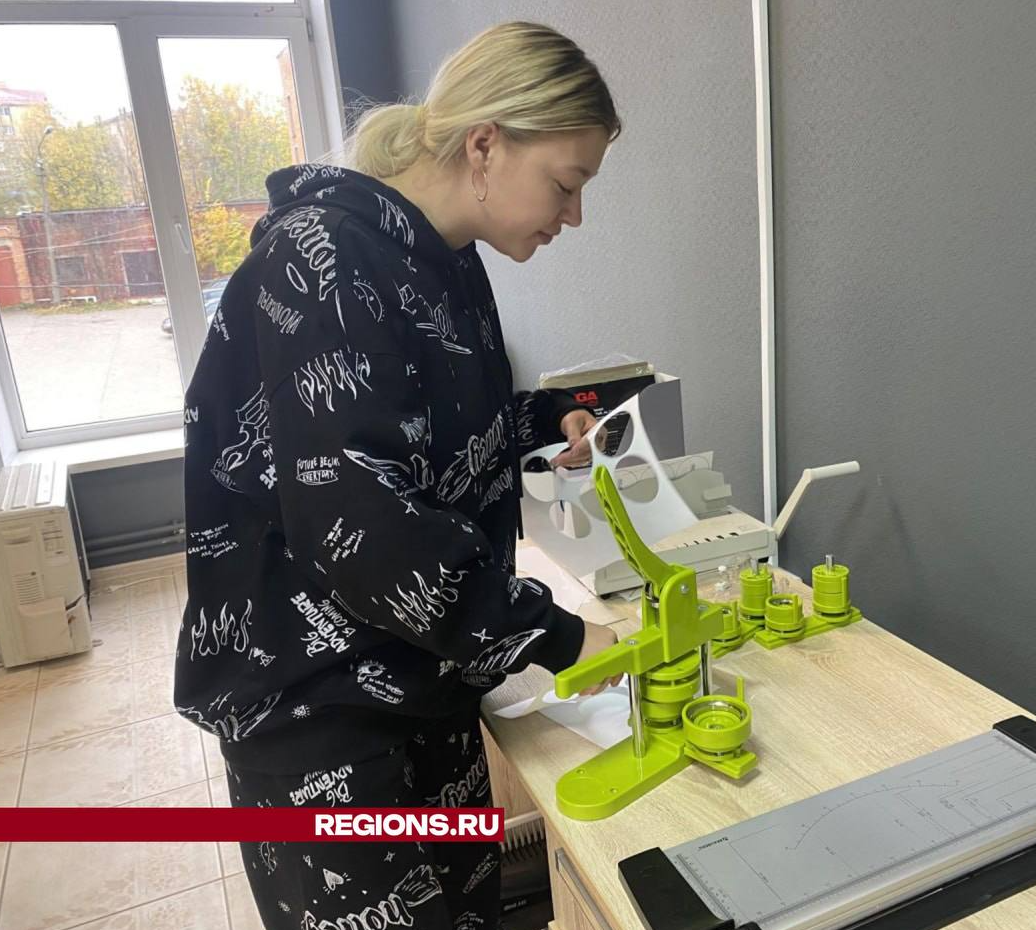 Тысячи заказов: дизайнер из Волоколамска выпустила уникальные значки для особенных детей