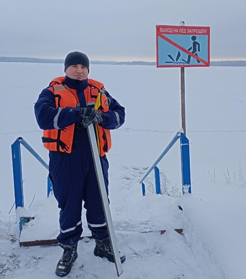 Ради плотвы готовы на все: спасатели поучили рыбаков рыбу ловить