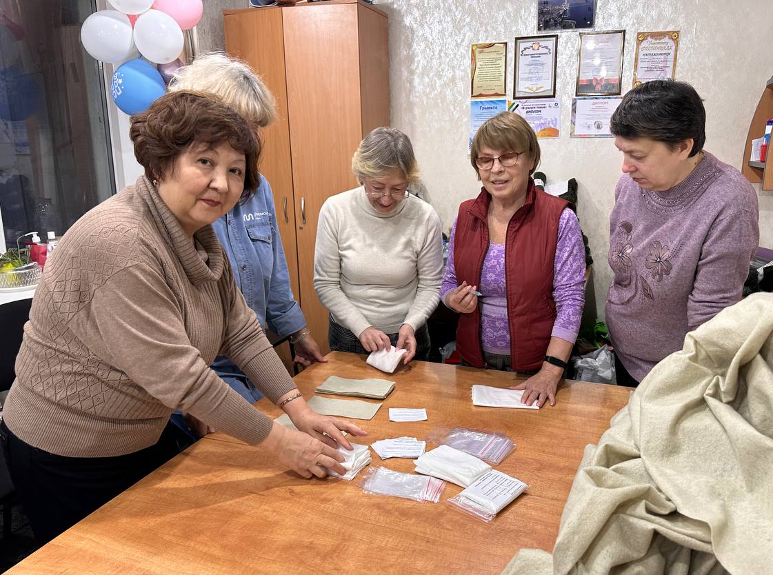 «Серебряные волонтёры» из Одинцова поставили на поток производство «сухого душа» для СВО