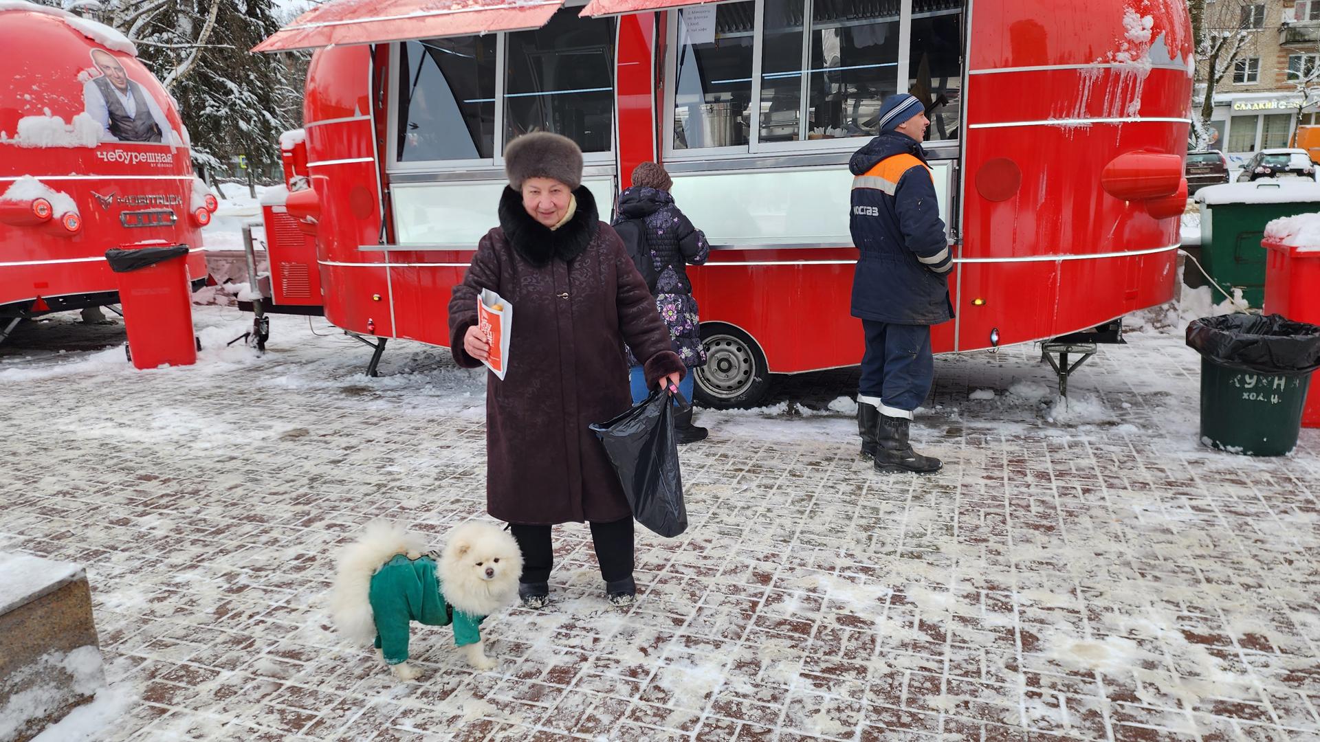 Более 40 литров горячего супа и 400 сосисок раздали оставшимся без тепла  жителям и сотрудникам аварийных бригад в Климовске | REGIONS.RU / Подольск