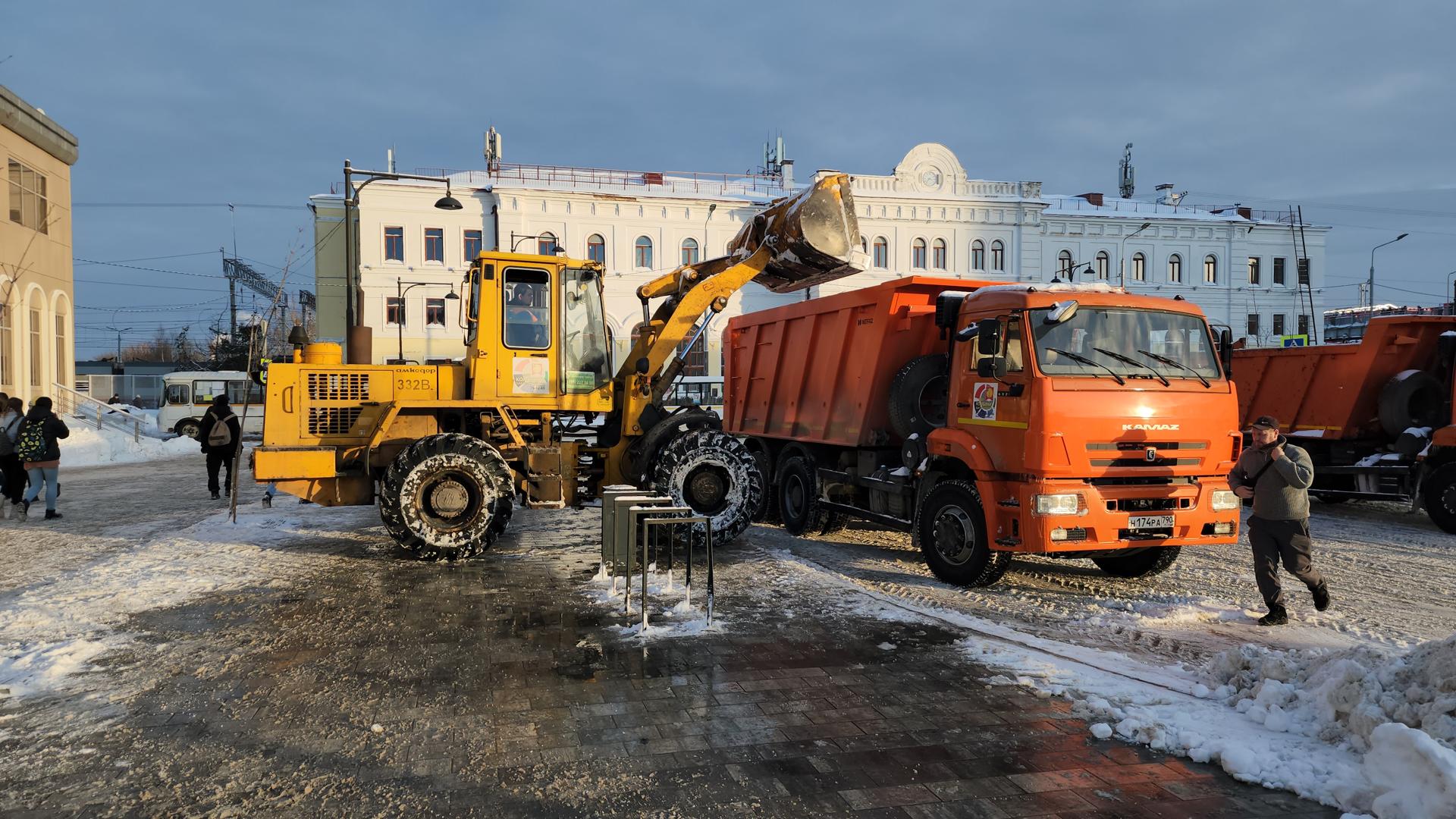 После ночного снегопада коммунальщики Серпухова весь день вывозят снег с привокзальной площади