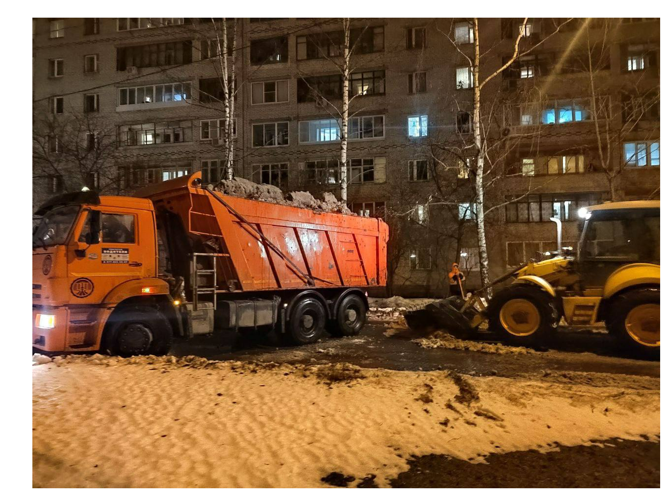 В Королеве городские коммунальные и дорожные службы ведут работы по уборке  снега с самого утра | REGIONS.RU / Королёв