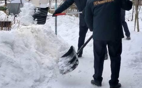 Инспекторы ГУСТ МО помогли с уборкой снега пенсионеру из Дубны в рамках акции «Тропинка к дому»