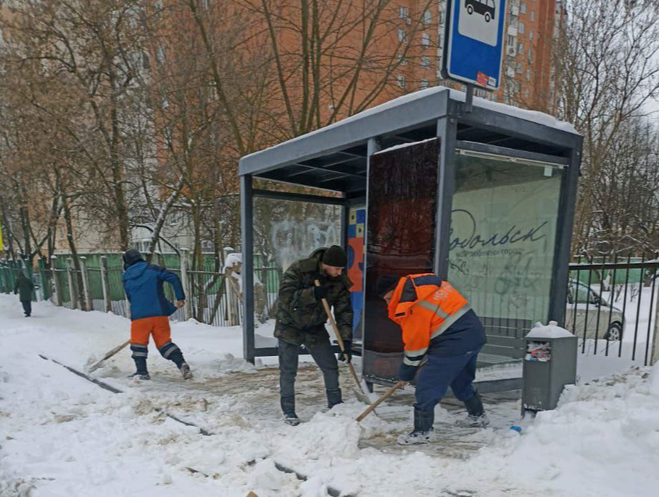 Сотрудники коммунальных служб Подольска освобождают город от снега