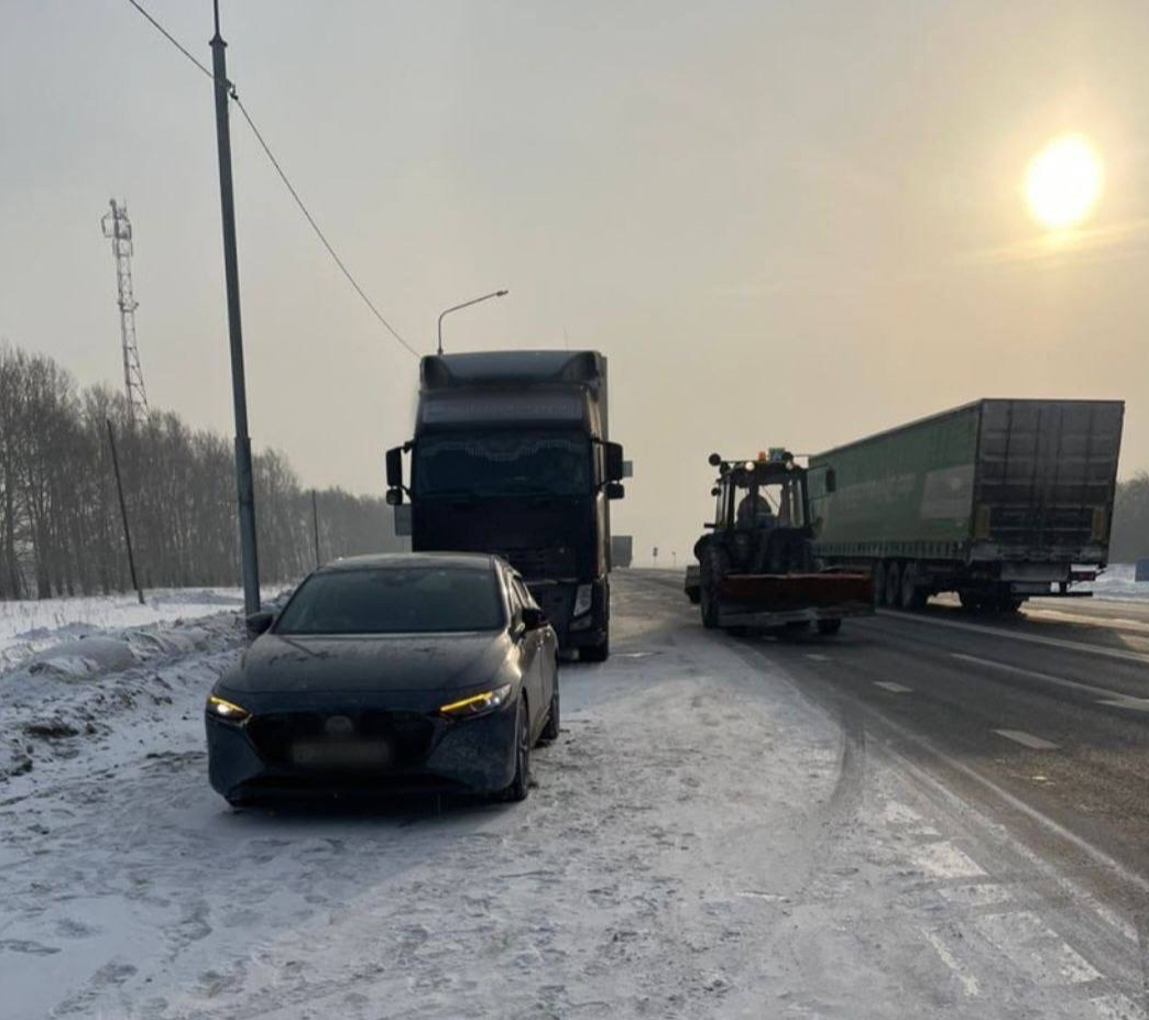 В Кемеровской области водитель «Мазды» чудом проехал между несшихся на него  фур | Regions.ru