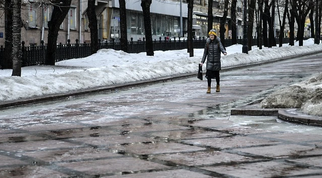 В Московском регионе продлили «желтый» уровень опасности погоды из‑за гололедицы