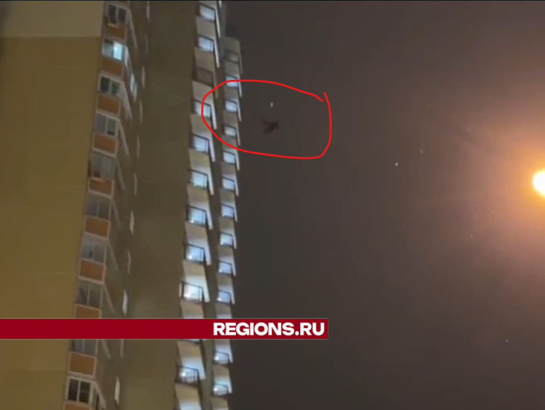 Прыжок с балкона засняли очевидцы в Балашихе