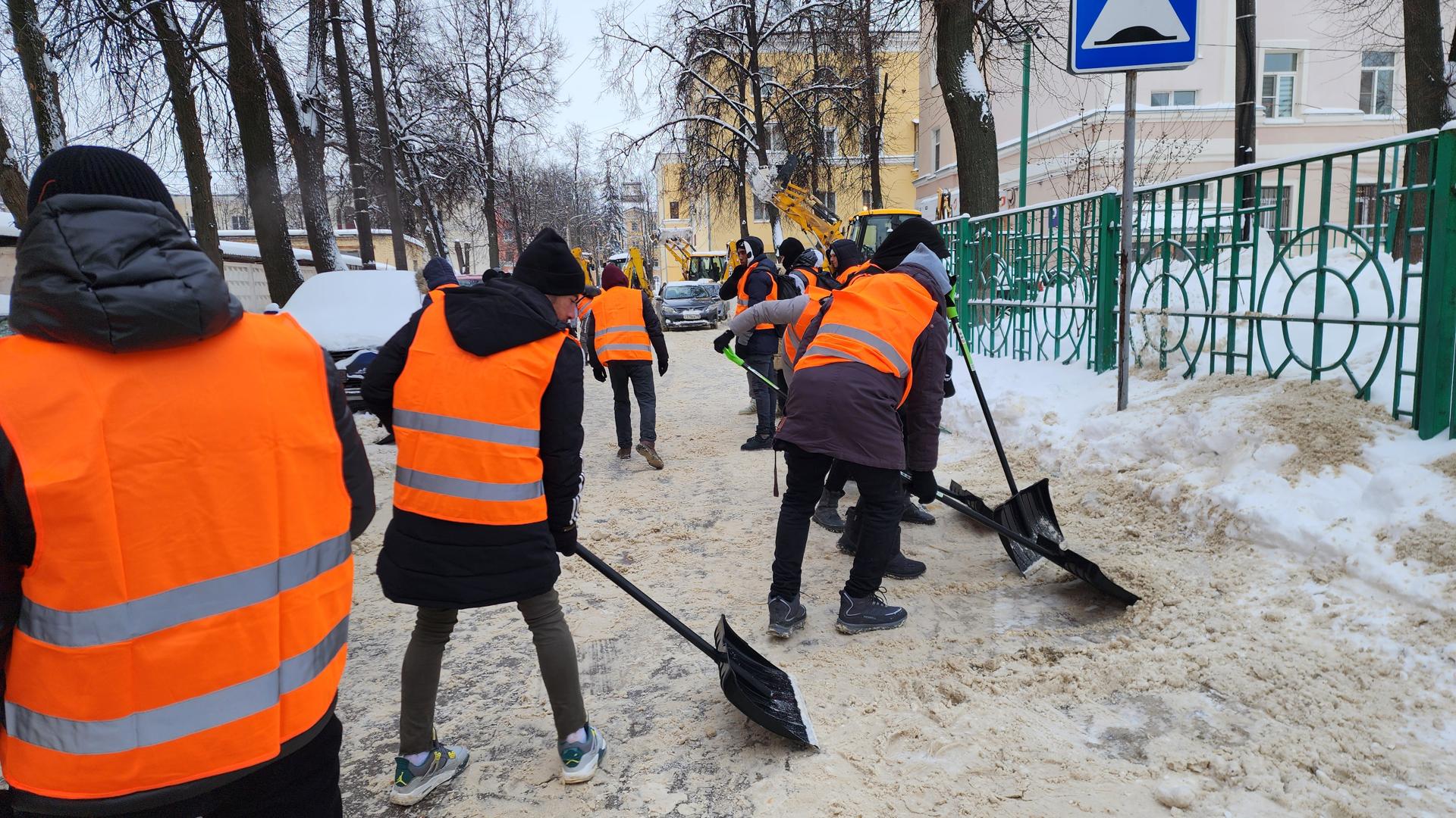 В подольском Климовске новая подрядная организация приступила к очистке  дворов от снега | REGIONS.RU / Подольск