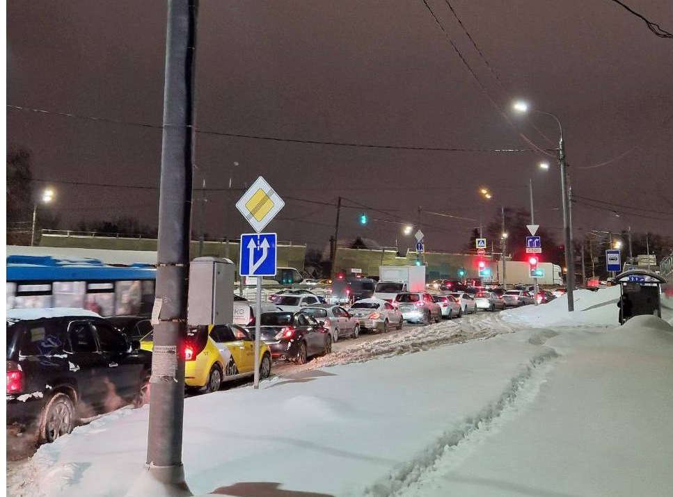 Водители стоят в пробках на Минском и Можайском шоссе