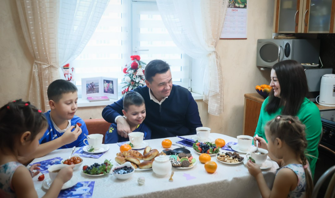 Андрей Воробьев навестил в Кубинке семью Александра Сычева, погибшего в ходе СВО