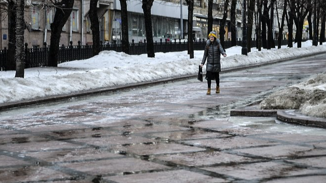 «Желтый» уровень опасности погоды продлили в Подмосковье из‑за гололедицы