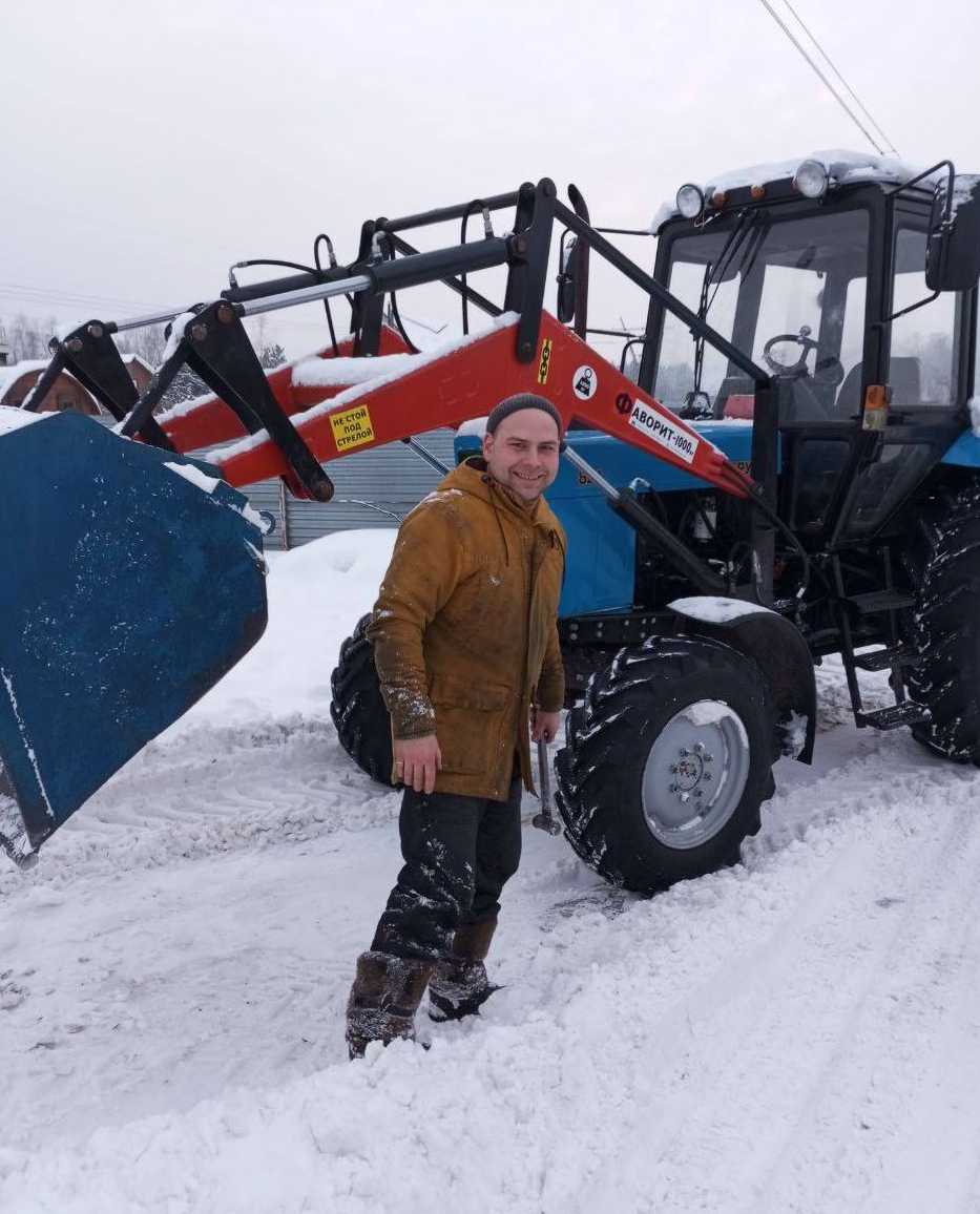 Житель Русавкино-Романово на личном тракторе расчистил дорогу