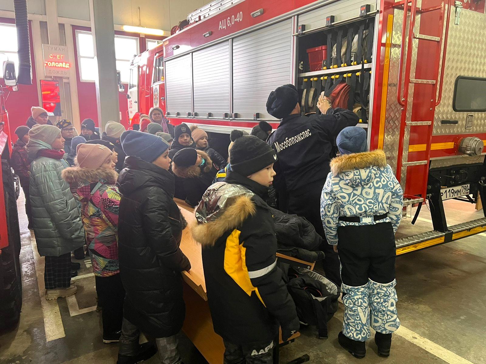 Спасатели провели экскурсию по пожарной части для школьников из Лотошина