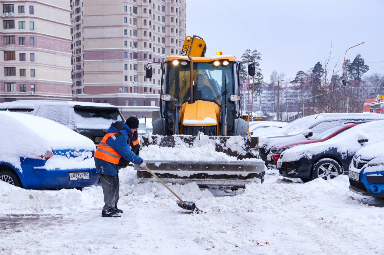 Расчистка снега на пешеходных зонах и во дворах в Раменском идет полным ходом