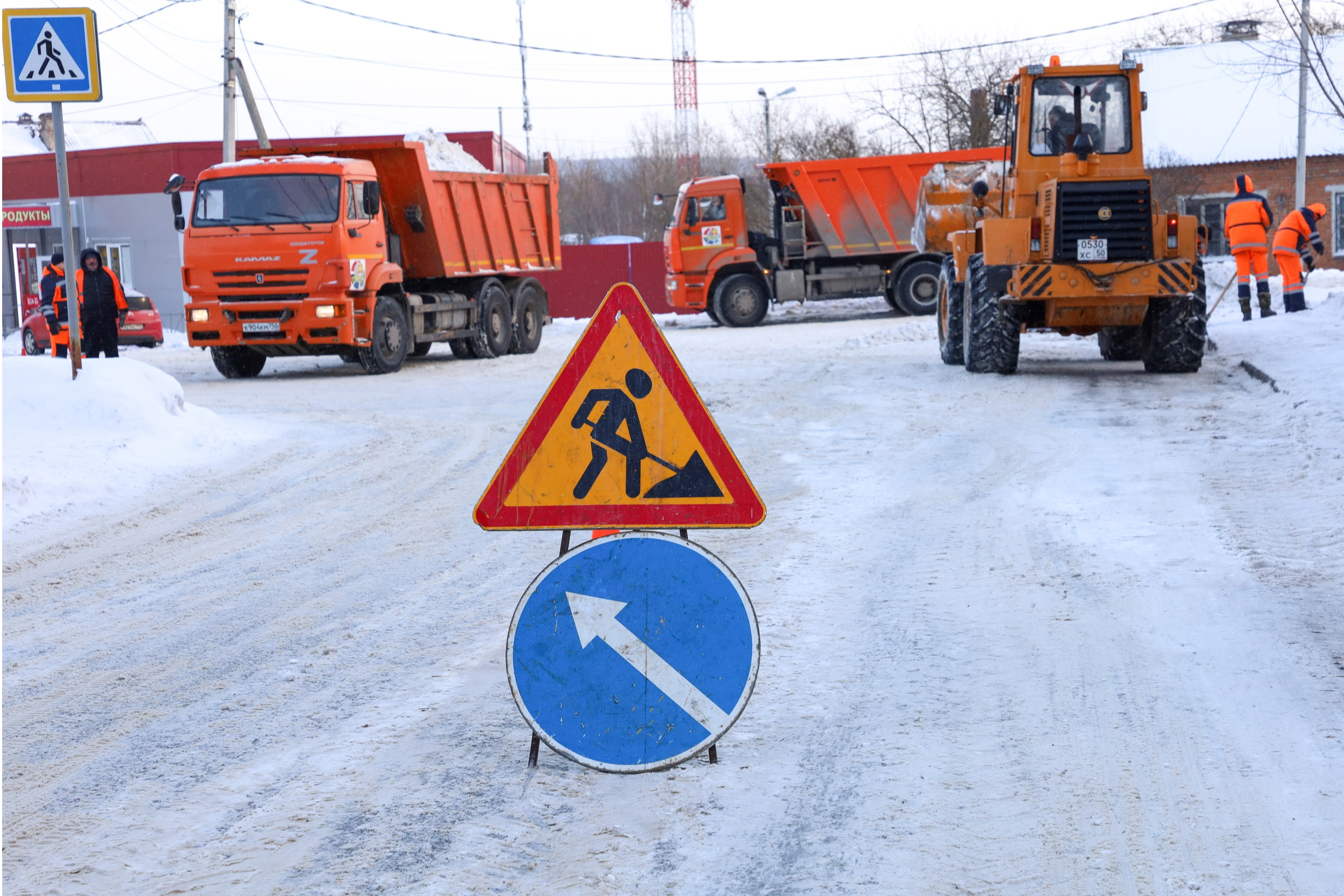 В Серпухове продолжается очистка улиц и тротуаров от снега | REGIONS.RU /  Серпухов