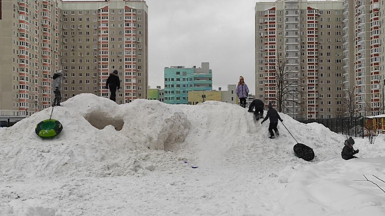 Спасатели рассказали, как уберечь детей от травм при катании с горок