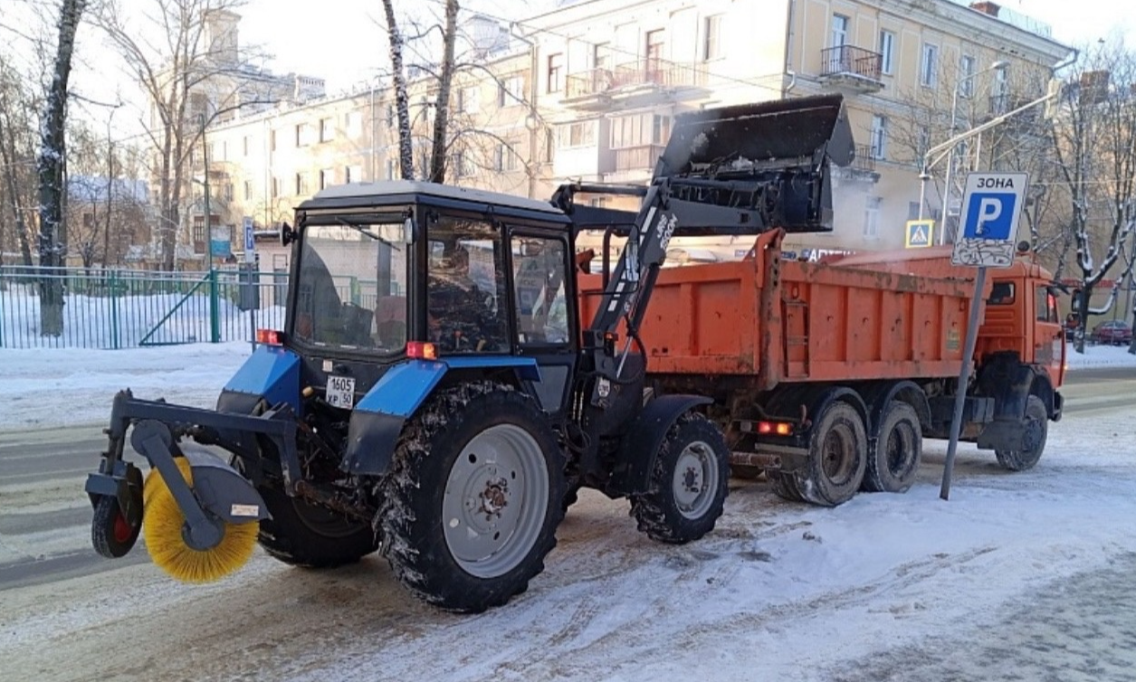 Специалисты коммунальной службы оперативно расчистили дороги и тротуары после мощного снегопада