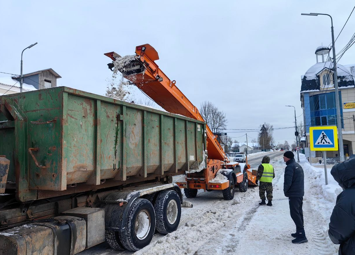 В Талдомском округе ведется борьба со снежными заносами и наледью