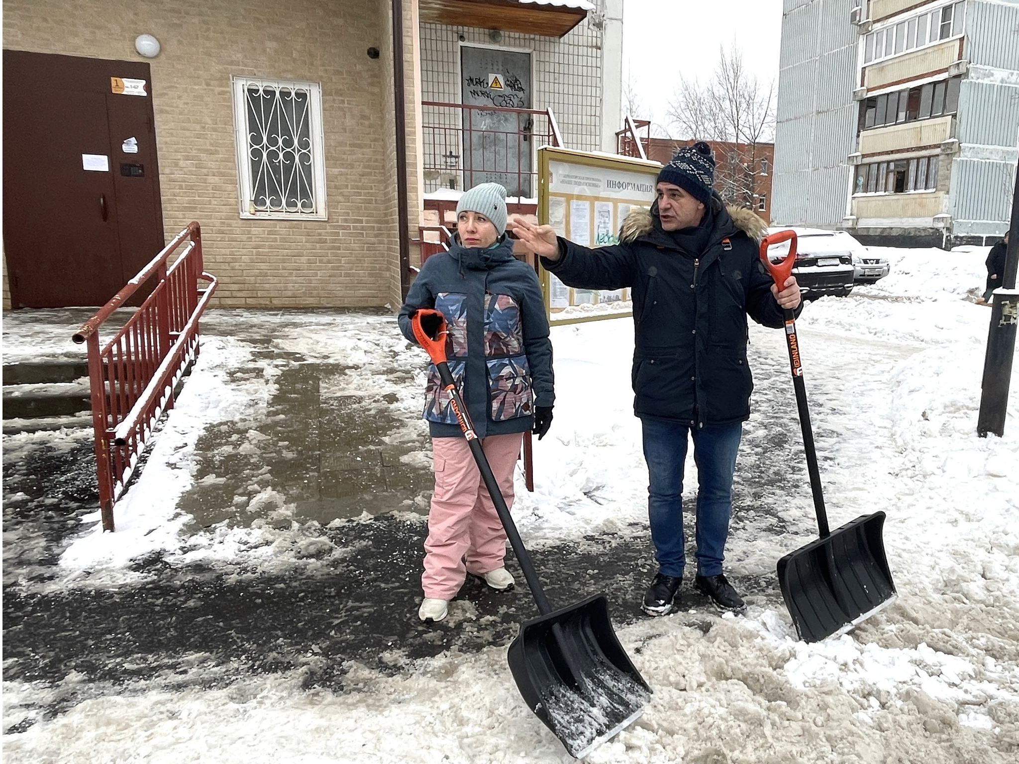 Жители Краснознаменска поддержали коммунальщиков и помогли расчистить снег во дворах