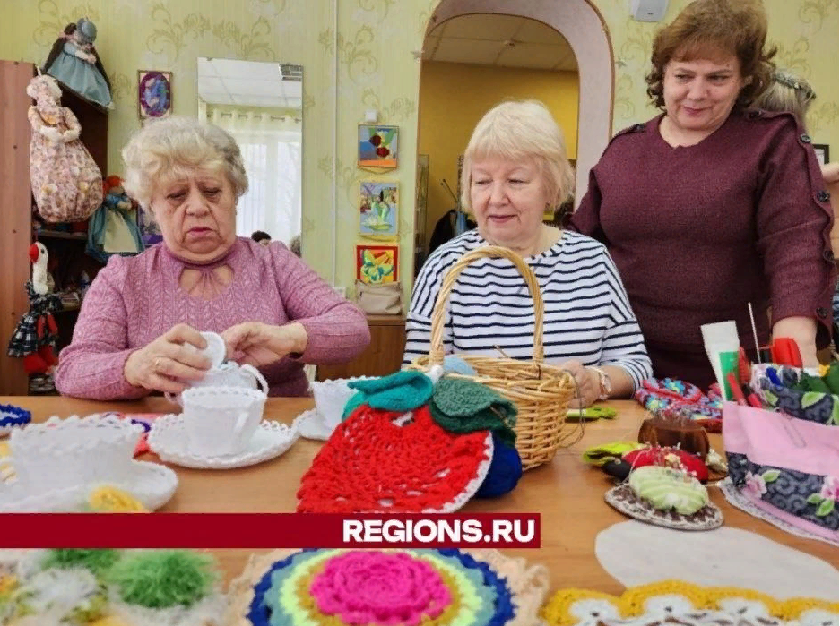 В Ликино-Дулеве долголеты занялись ярнбомбингом