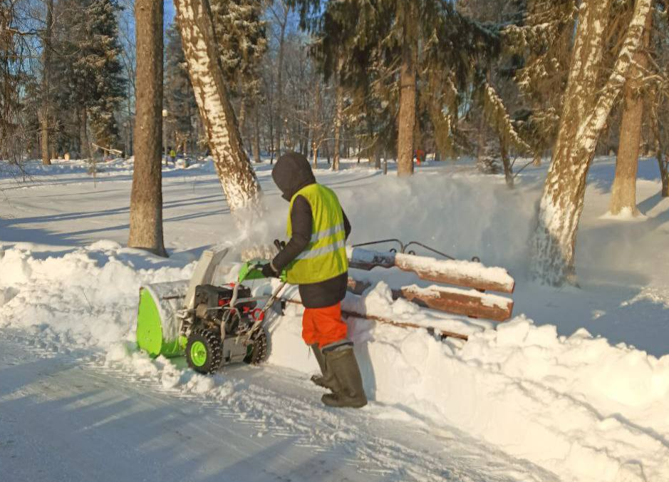 Сначала больницы и школы: рассказываем, как проходит уборка снега в Подольске