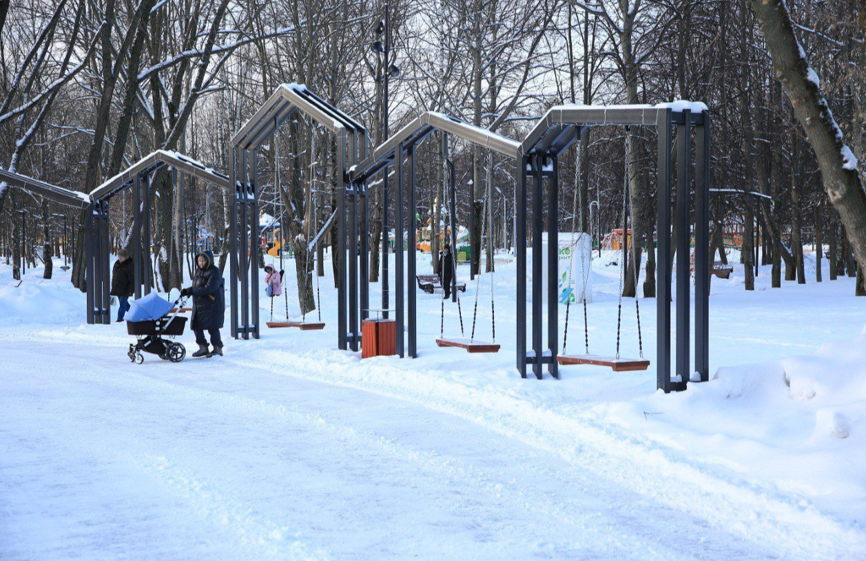 Новые качели украсили вход в Центральный парк Долгопрудного