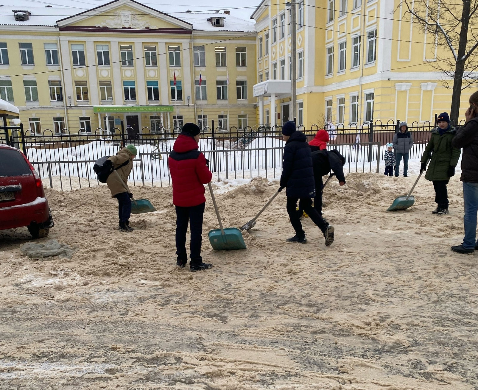 Учащиеся в Дмитрове расчистили от снега пришкольную территорию | REGIONS.RU  / Дмитров