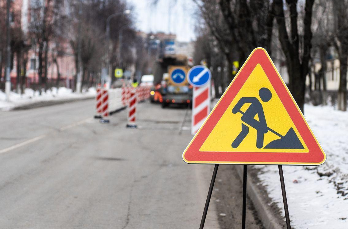 Сергиев Посад сияет безопасностью: дорожники заделали ямы, починили светофор и включили освещение