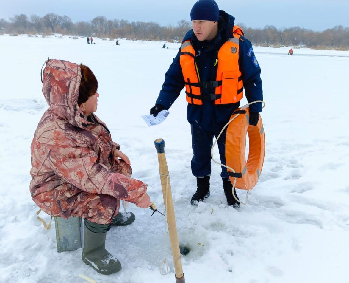 Не выходите на лед ночью и в туман: патруль на льду водоемов провели спасатели Зарайска и соседних городов