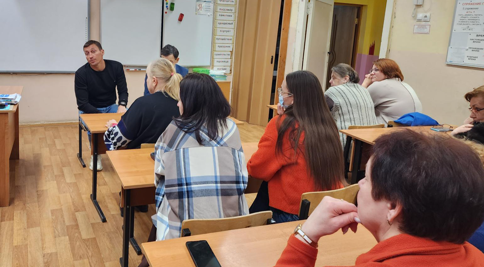 Депутат Мособлдумы на встрече с педагогами в Красноармейске пообещал помочь приобрести спортивный инвентарь
