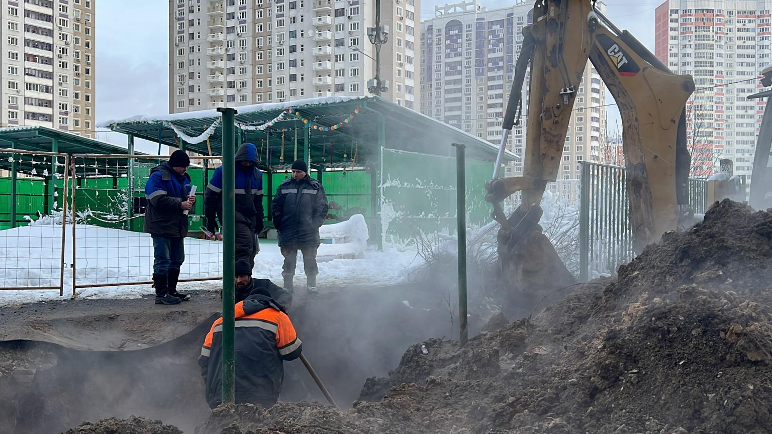 В Новых Химках завершают работы по устранению повреждений трубопровода на  улице Молодежная | REGIONS.RU / Химки