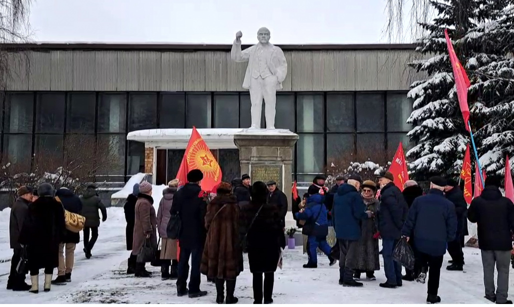 Первый в мире памятник Ленину отметил столетие