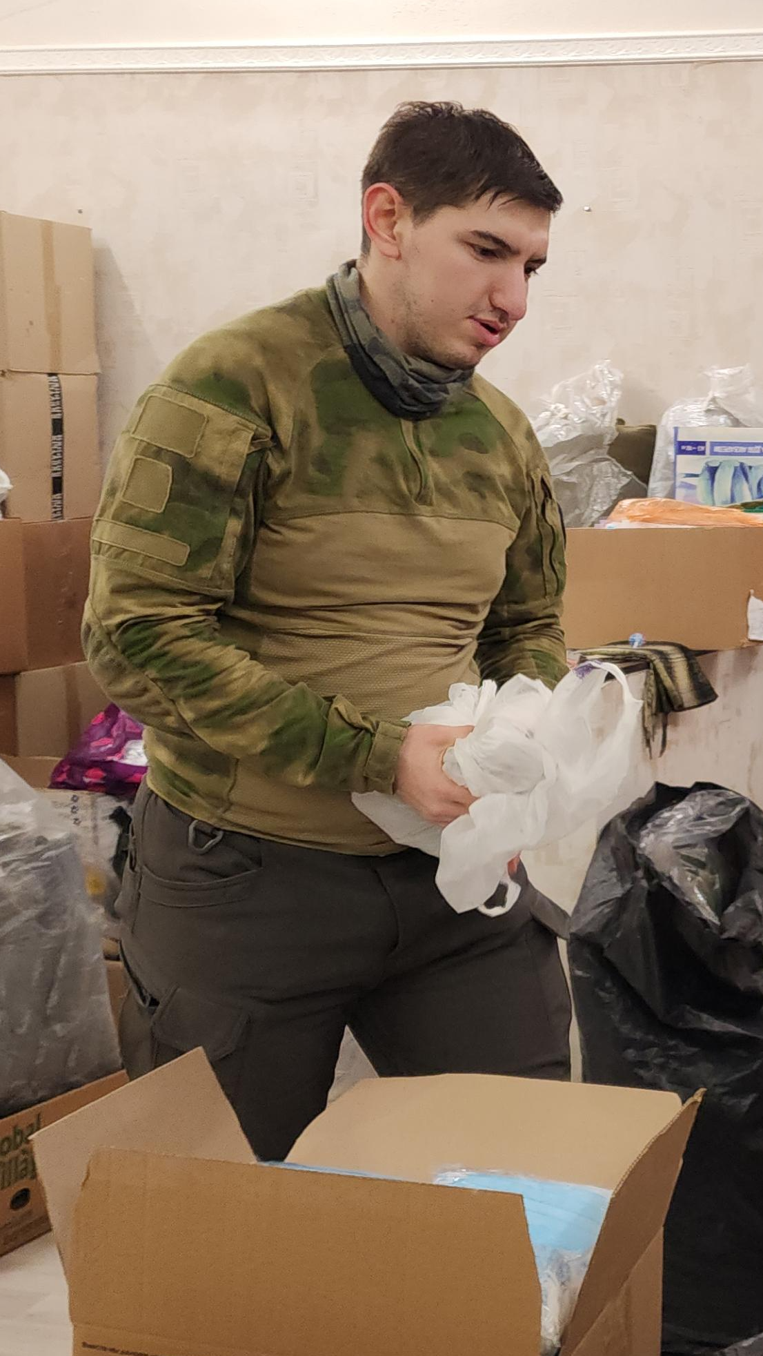 Волонтеры из Электростали плетут маскировочные сети и шьют одежду для российских бойцов