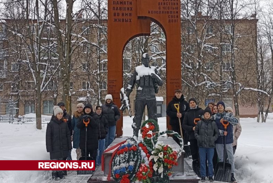 Студенты Павловского Посада привели в порядок памятник ветеранам боевых действий