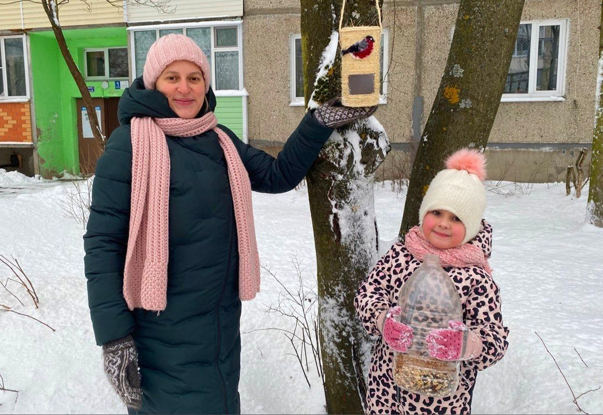 В Юрцово взрослые с детьми развесили кормушки для птиц