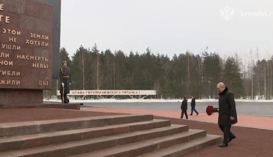 Путин возложил цветы к монументу «Мать-Родина» на Пискаревском кладбище Петербурга
