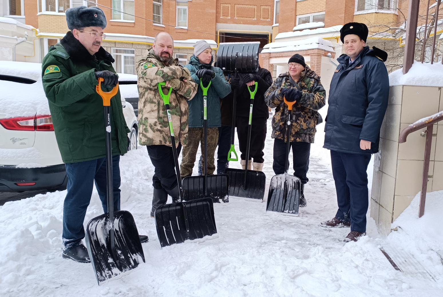 Лесничие Подмосковья помогают лобненским коммунальщикам с уборкой снега