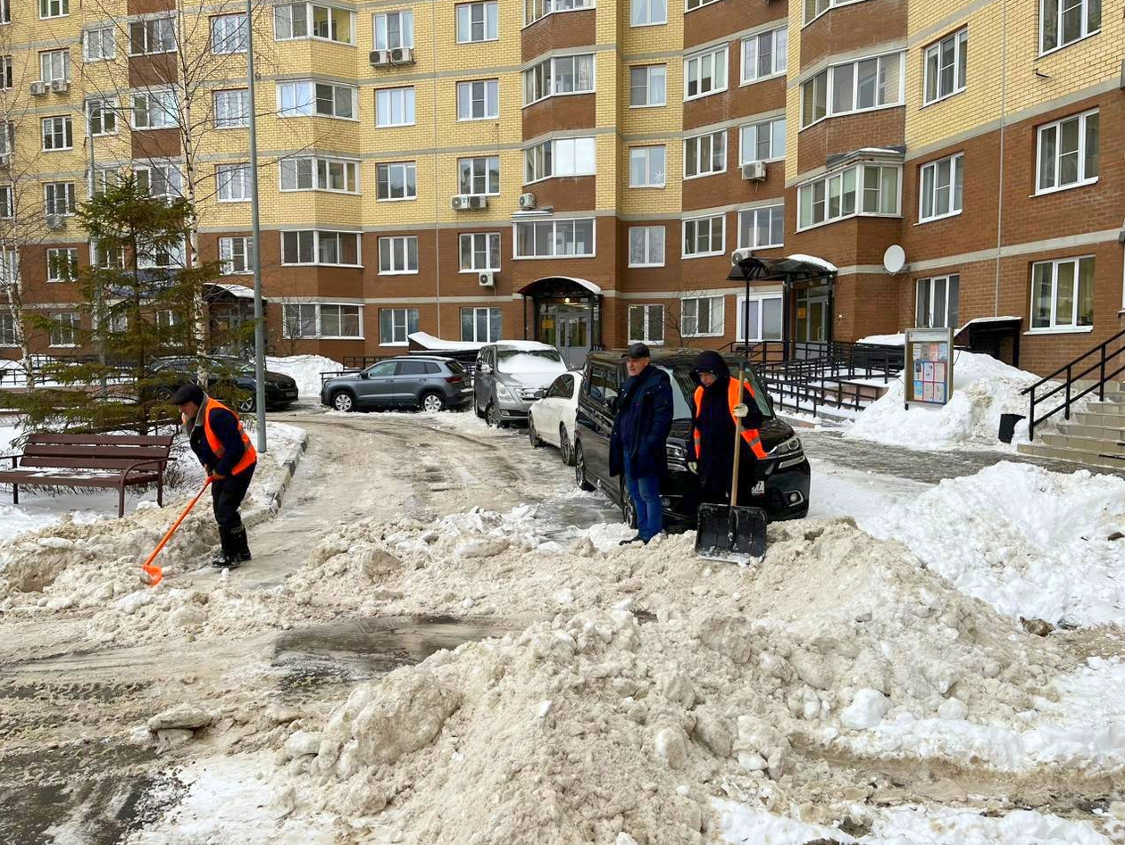 Припаркованные машины стали помехой для краснознаменских дворников